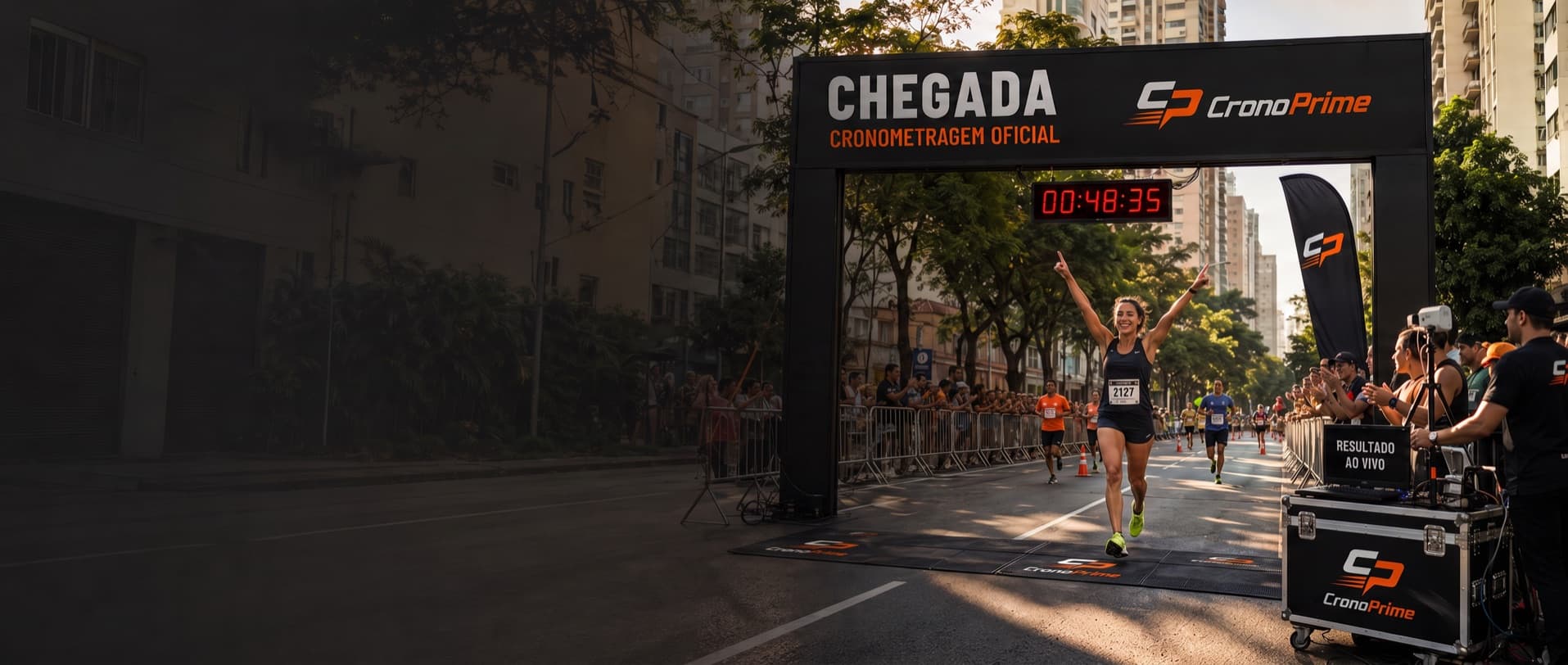 Corredora comemorando ao cruzar o pórtico de chegada com cronometragem oficial